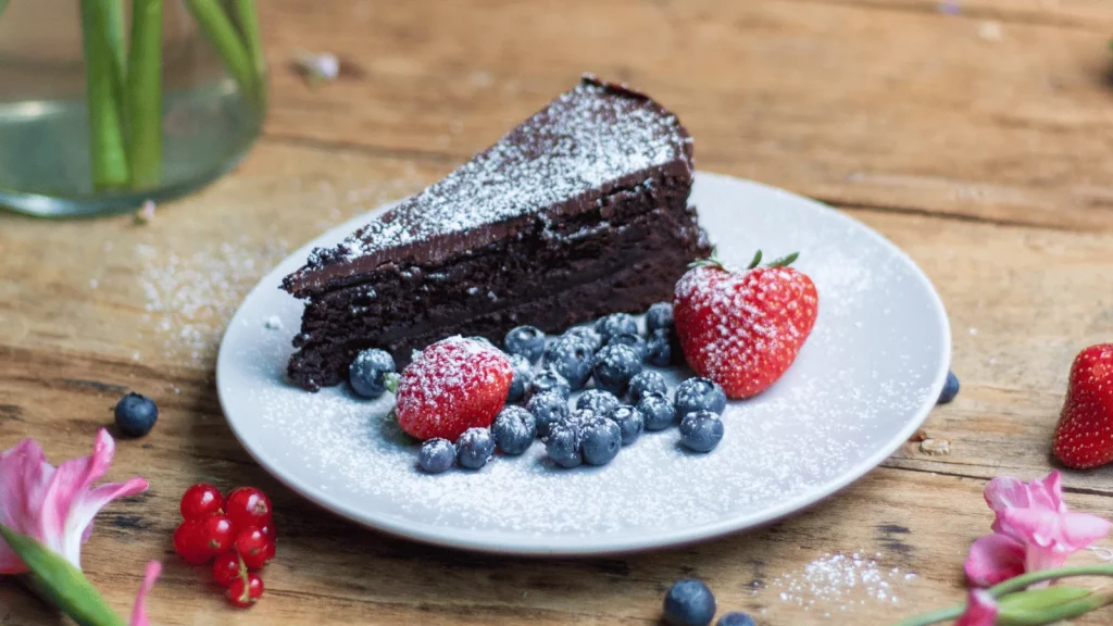 Vegane Torte Wien als saftiges SchokoladenstĂ¼ck mit frischen Beeren von Gluten FreeX
